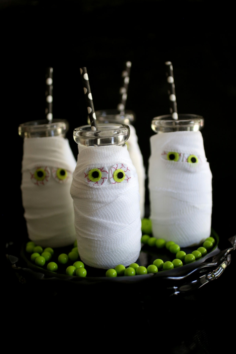 decorazioni-halloween-bevande-bottiglie-vetro-mummia-cannucce-bianco-nero-piselli