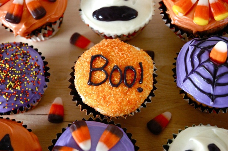 decorazioni-halloween-tavolo-buffet-dolci-muffin-colorati-scritte-zucca-granelli-zucchero-cioccolato-caramelle-gommose