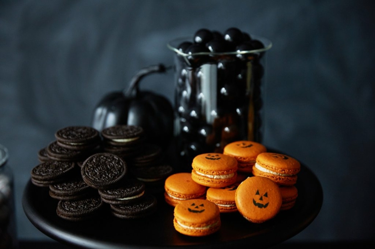 dolci-per-festa-halloween-biscotti-zucca-cioccolata-piatto-nero-olive-nere
