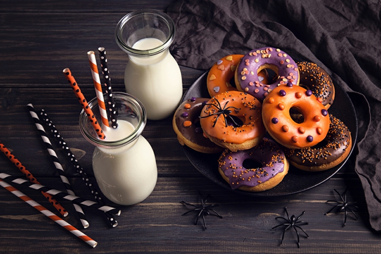 dolci-per-halloween-ciambelle-colorate-latte-cannucce-decorazione-festa