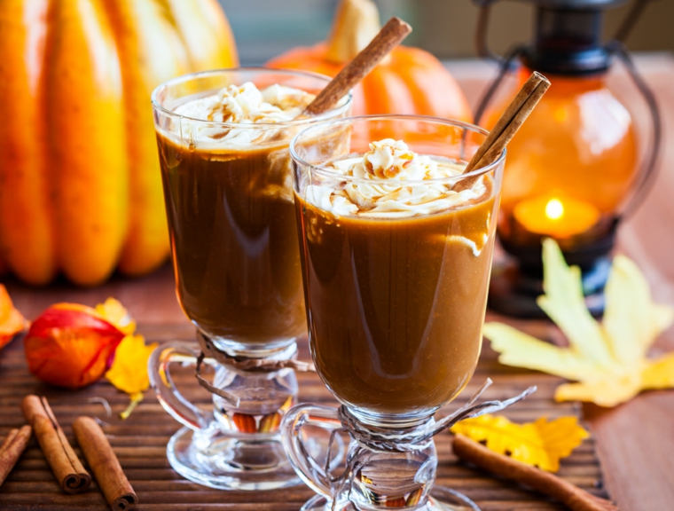 halloween-cocktail-cioccolata-zucca-cannella-autunno-foglie-secche-candela-panna-montata