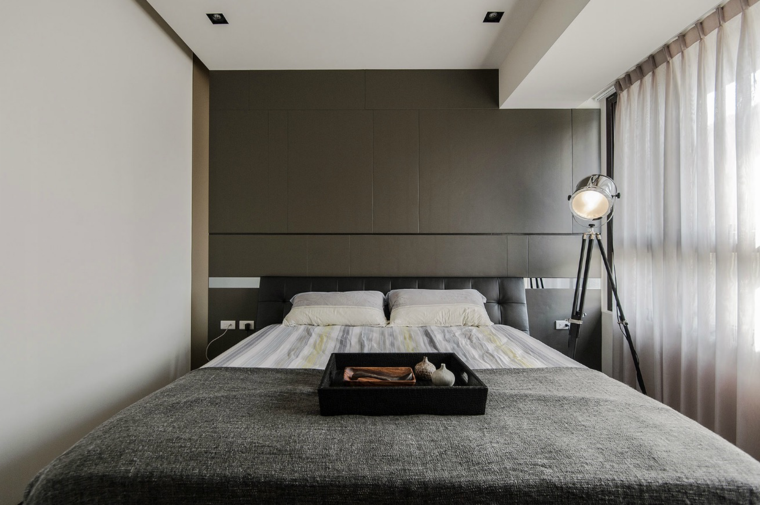 idee-arredamento-minimalista-zona-notte-parete-grigia-tende-camera-da-letto-faretti-soffitto