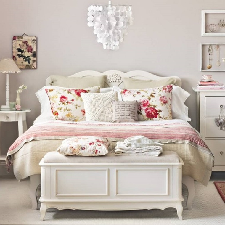 idee-camera-da-letto-vintage-lampadario-sospensione-comodino-legno-motivo-floreali-cuscini-tappeto-bianco