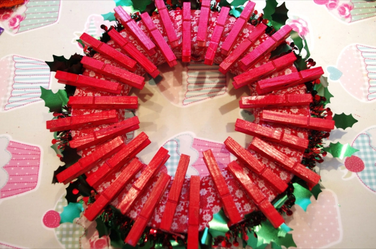 idee-riciclo-creativo-mollette-bucato-legno-dipinte-rosso-decorazione-natalizia-porta-casa
