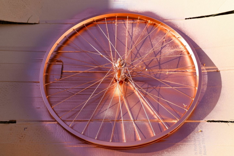 Decorazioni casa fai da te riciclo, ruota di una bicicletta dipinta di colore oro