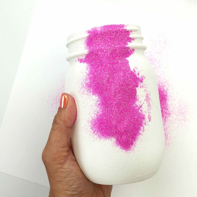 Decorare un barattolo di vetro bianco con glitter viola, riciclo creativo