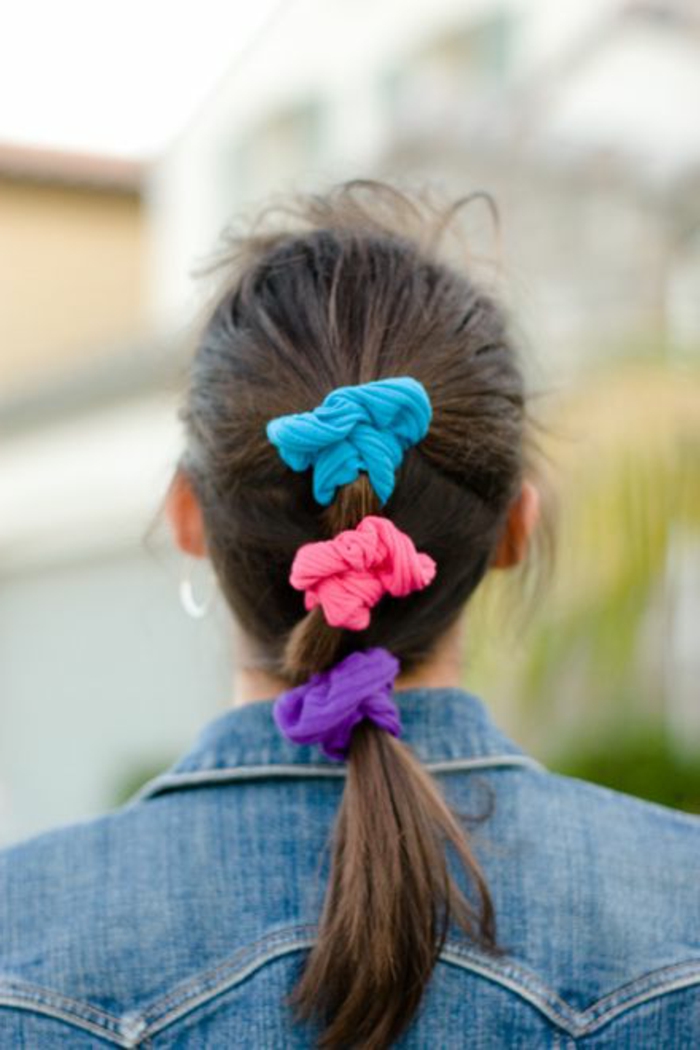 look-anni-80-elastici-stoffa-colorata-azzurro-rosa-viola-giacca-jeans-capelli-castani