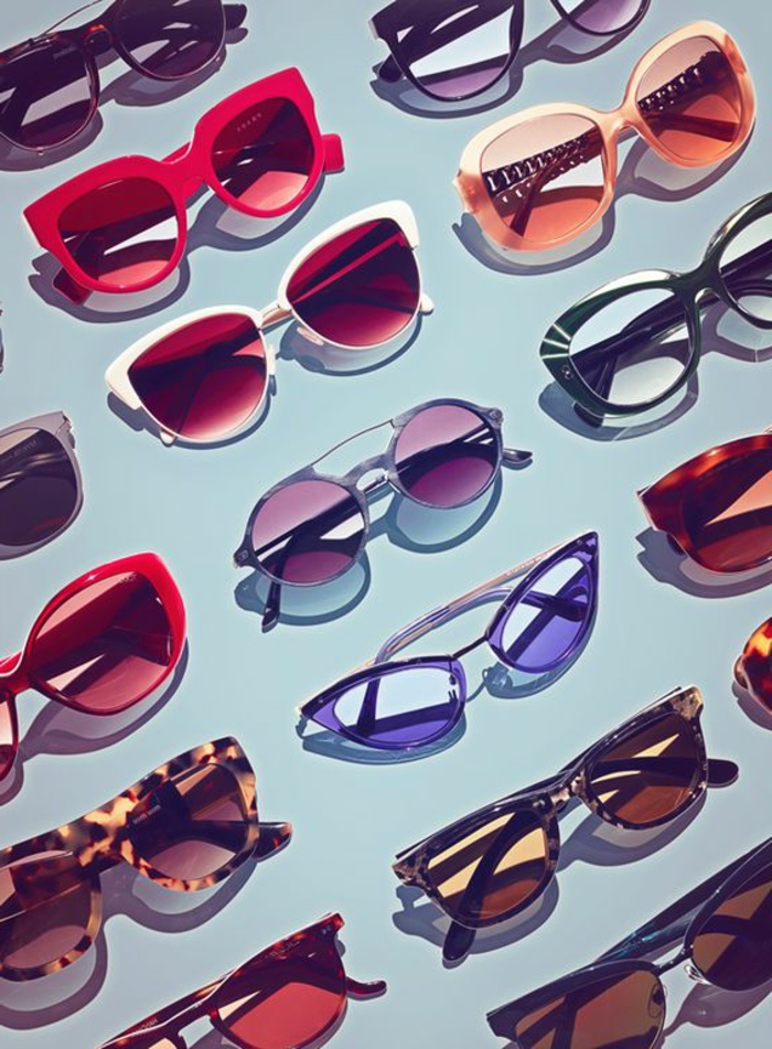 look-anni-80-occhiali- da-sole-colori-montature-neon-forme-tonde-allungate-diversi-modelli-donna