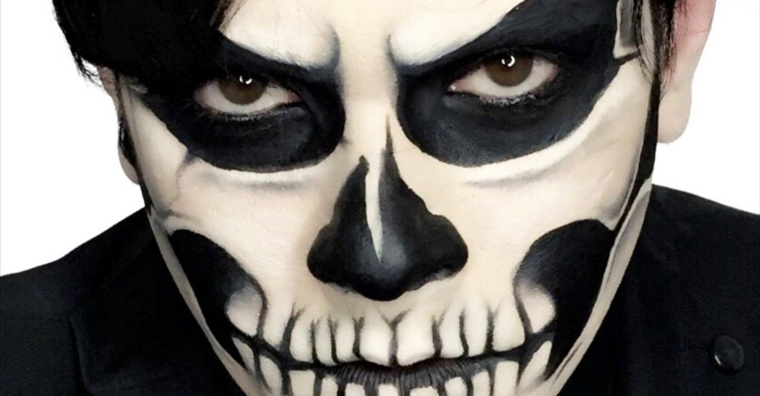 make-up-uomo-halloween-scheltro-bianco-nero-denti-vista-vestiti-neri