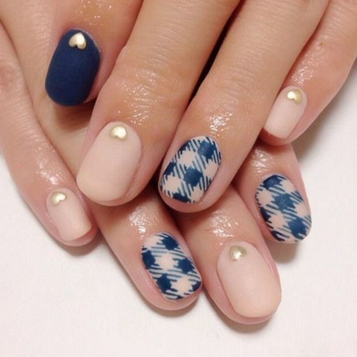 manicure-unghie-corte-motivi-scozzesi-blu-color-carne-brillanti-decorazione