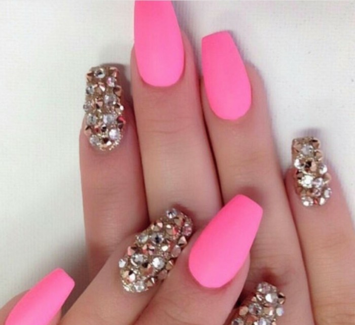 manicure-unghie-lunghe-quadrate-glitter-varie-forme-smalto-rosa-opaco
