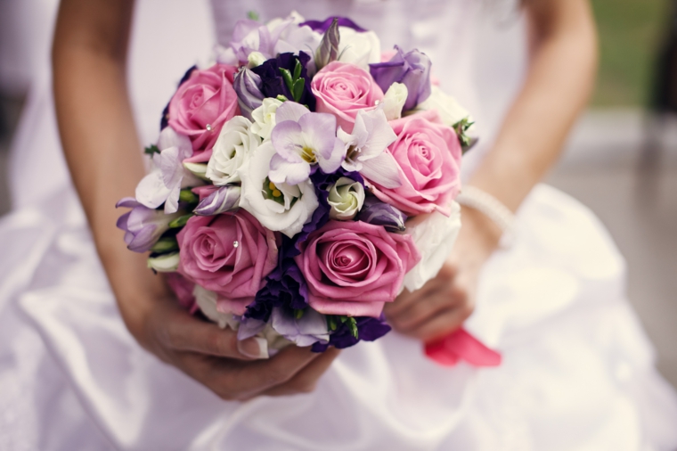 mazzi-di-fiori-bellissimi-bouquet-rotondo-rose-rosa-fiori-bianchi-viola