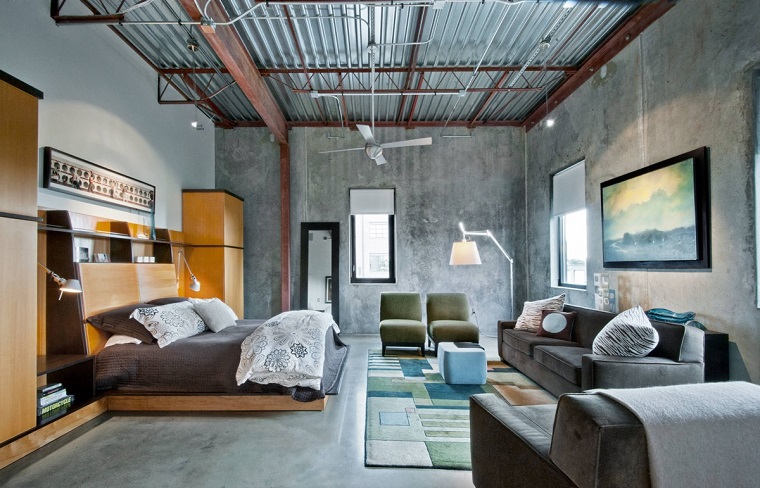 mobili-stile-classico-pareti-cemento-soffitto-industriale-accenti-colore-giallo-zona-relax-set-soggiorno