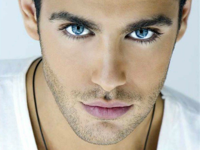 occhi-blu-significato-modello-uomo-grandi-occhi-blu-sopracciglia-labbra-grandi-immagine