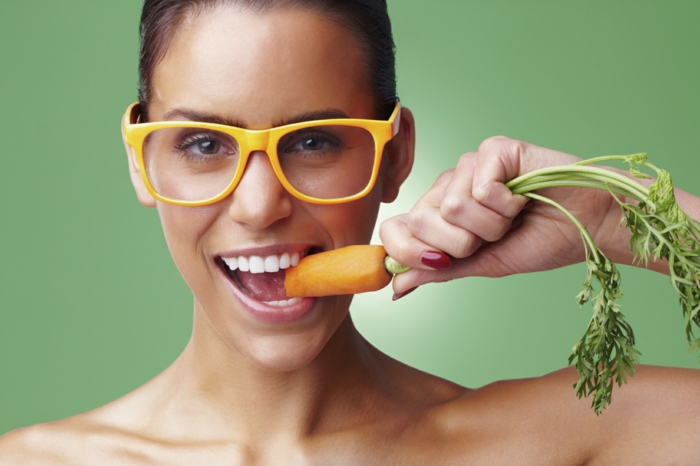 occhi-verdi-significato-donna-mangia-carota-verdura-ottima-salute-occhi
