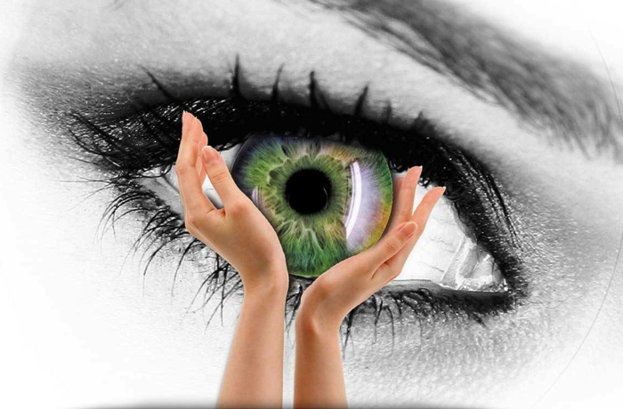 occhi-verdi-significato-viso-bianco-nero-donna-mani-sostengono-occhio