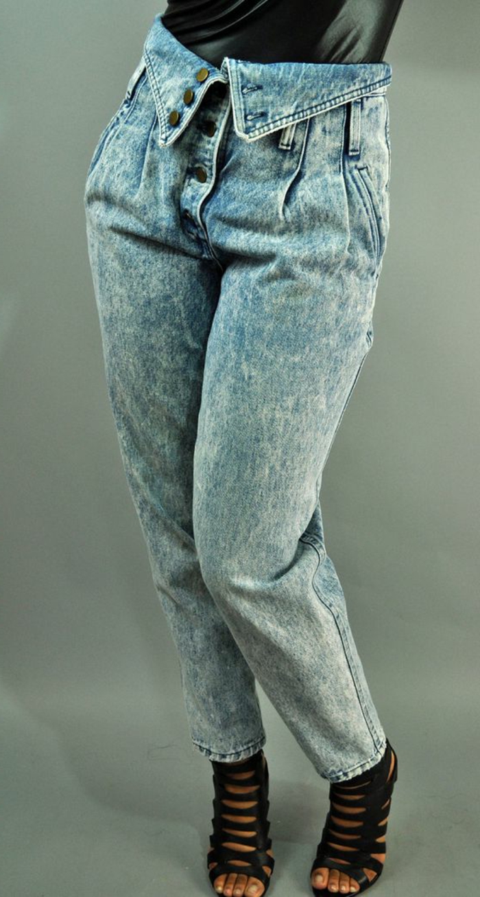 paio-jeans-stile-anni-80-vita-alta-risvolto-bottoni-sandali-strisce-nere-pelle-tacco-body-nero