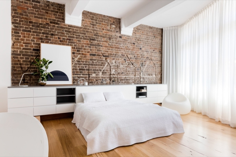 parete-pietra-mobili-colore-bianco-letto-pavimento-legno-tende-bianche-pianta-appartamento