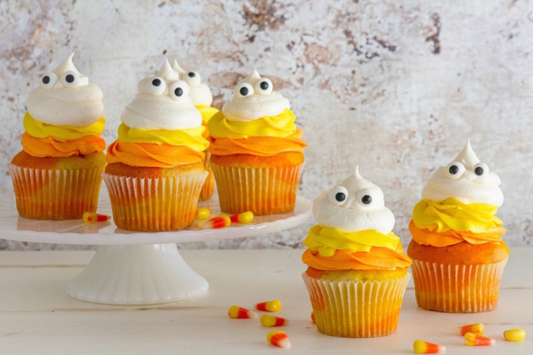 preparazione-festa-halloween-dolci-muffin-crema-zucca-piccoli-fantasmini-occhi-neri