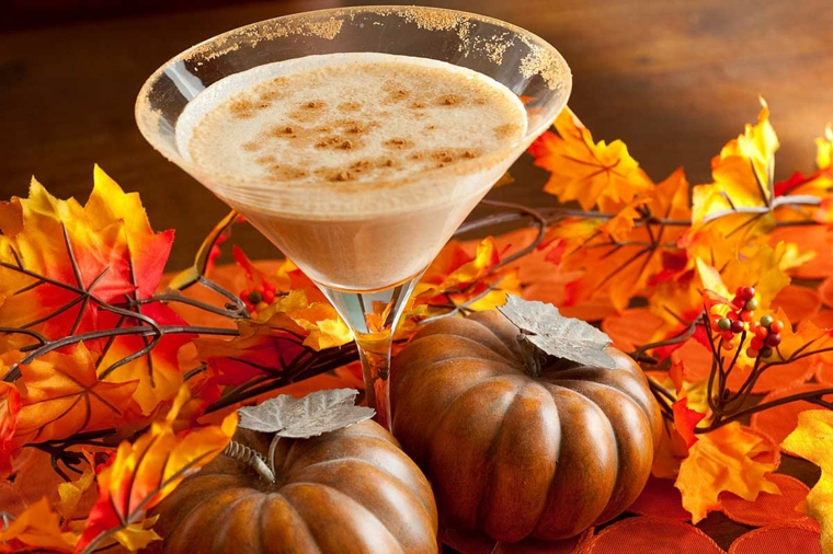 ricette-autunno-halloween-mousse-decorazione-autunnale-zucca-piccola-foglie-secche
