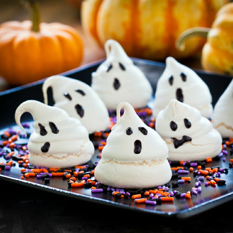 ricette-di-halloween-piccoli-fantasmi-faccia-di-cioccolato-decorazione-granelli-zucchero-colorato