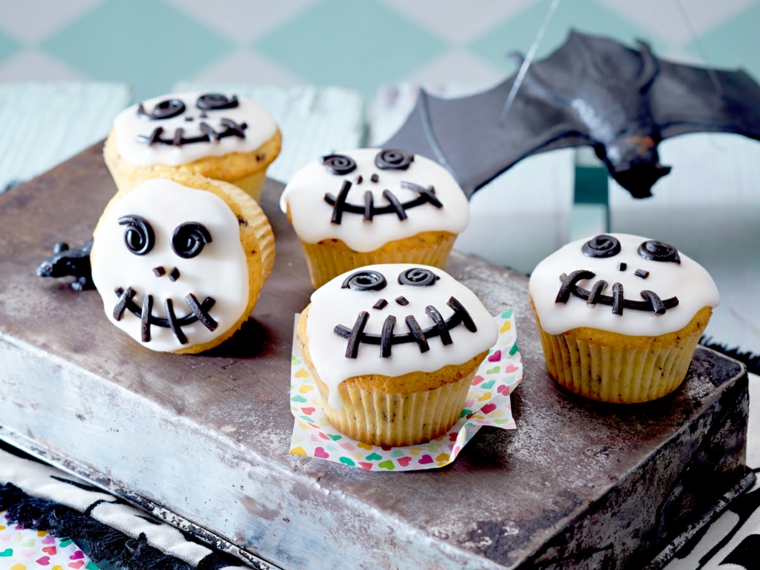 ricette-halloween-muffin-glassa-bianca-decorazione-cioccolata-fondente-pipistrello-torta
