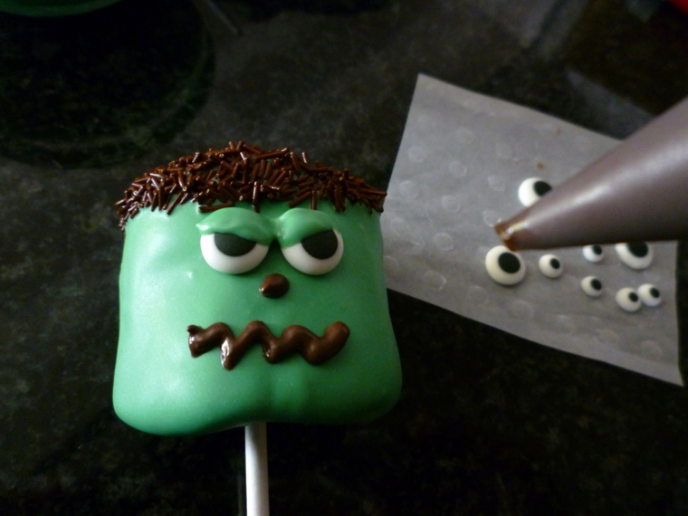 ricette-halloween-per-bambini-marshmallow-verde-frankeinstein-occhi-neri-bocca-cucita