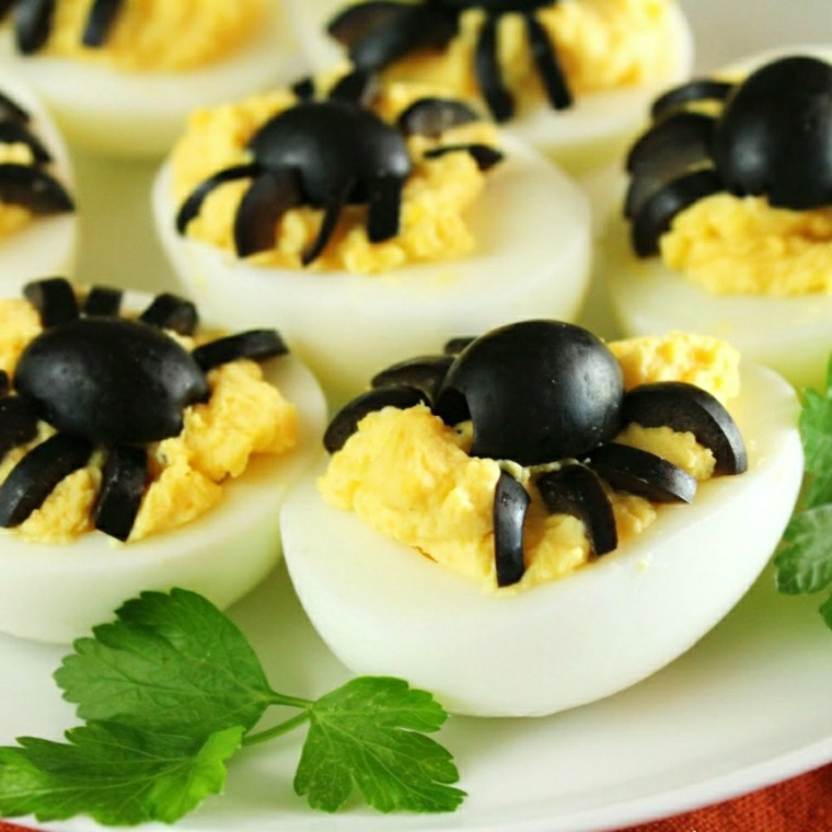 ricette-per-halloween-uova-ripiene-patate-decorate-olive-ragno-decorazione-prezzemolo