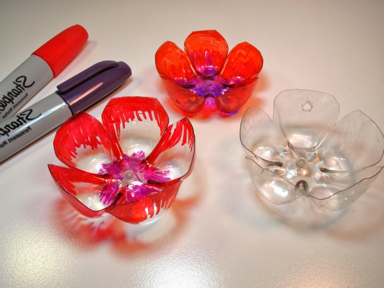 riciclo-creativo-parte-posteriore-bottiglie-plastica-decorata-colorata-graziosi-fiori