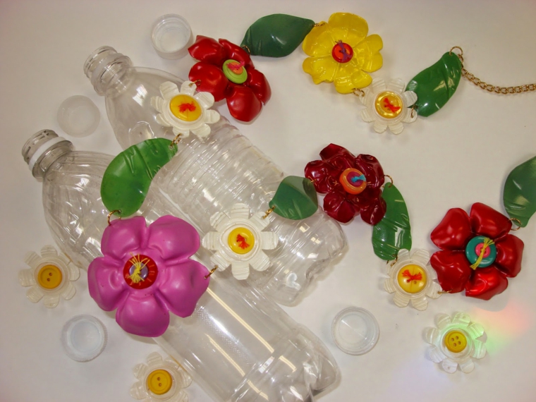 riutilizzo-creativo-due-bottiglie-plastica-trasparente-decorazioni-fondo-forma-fiori-colorati