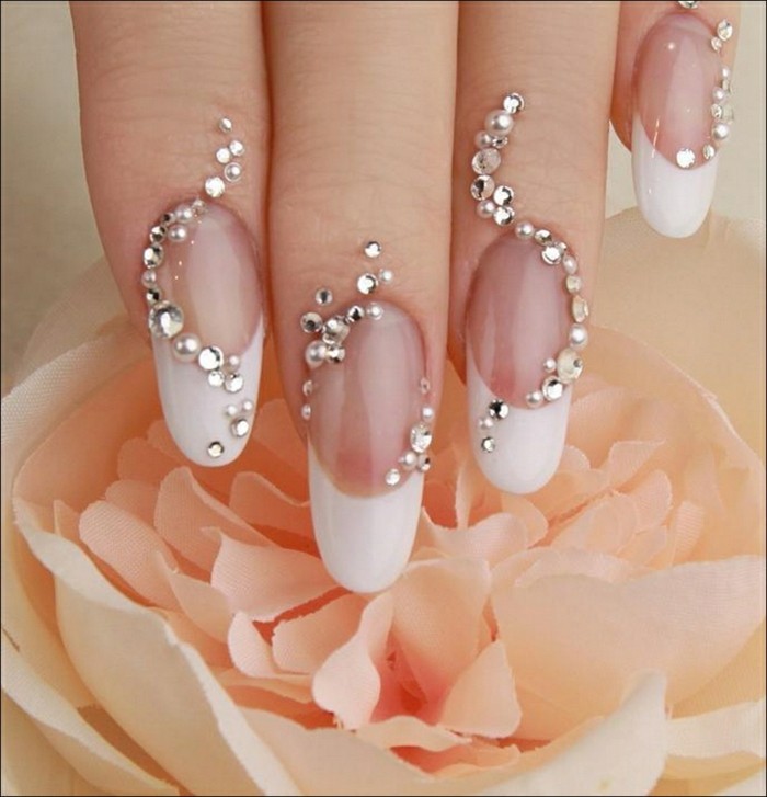 unghie-brillantini-decorazioni-forma-s-tutte-unghie-dita-french-manicure-base-trasparente