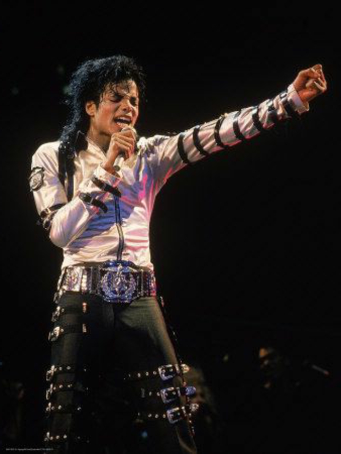 vestiti-anni-80-Michael-Jackson-pantaloni-pella-nera-fibbie-maglia-manica-lunga-metallizzata-cintura-grande-fibbia