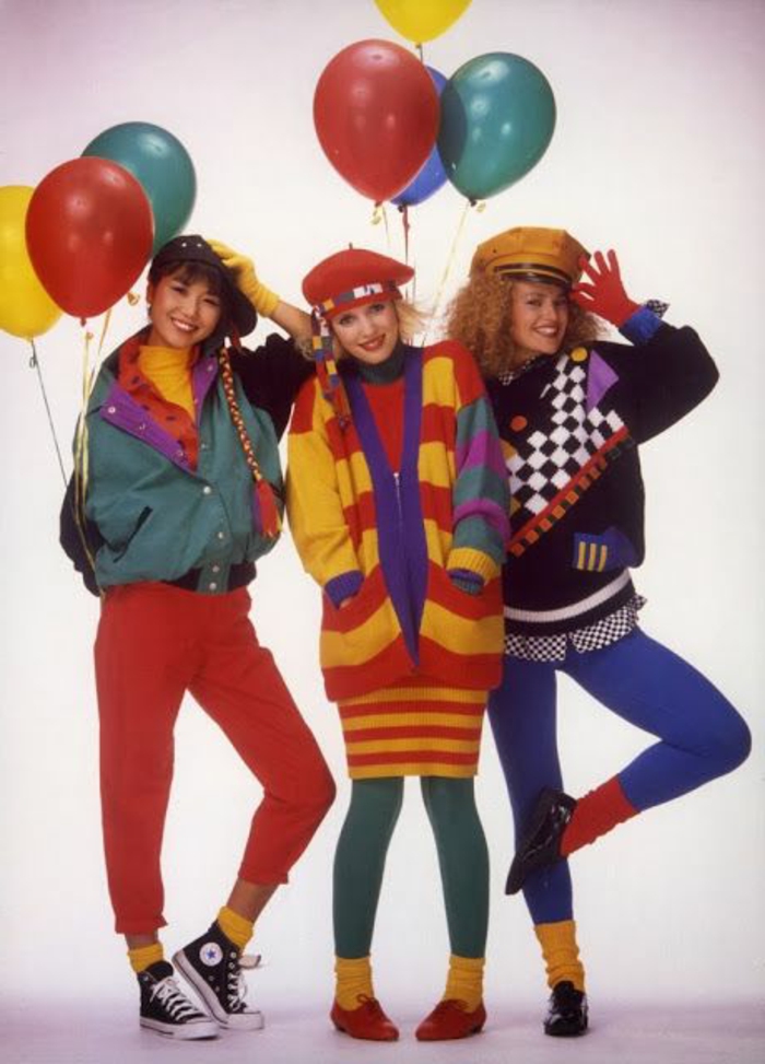 vestiti-anni-80-donne-leggins-colorati-pullover-oversize-righe-giubotti-larghi-sneakers-palloncini-colorati