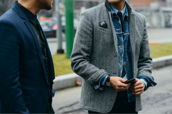abbigliamento-business-casual-uomo-dress-code-informale-giacca-grigia-jeans-camicia-accessori-orologio