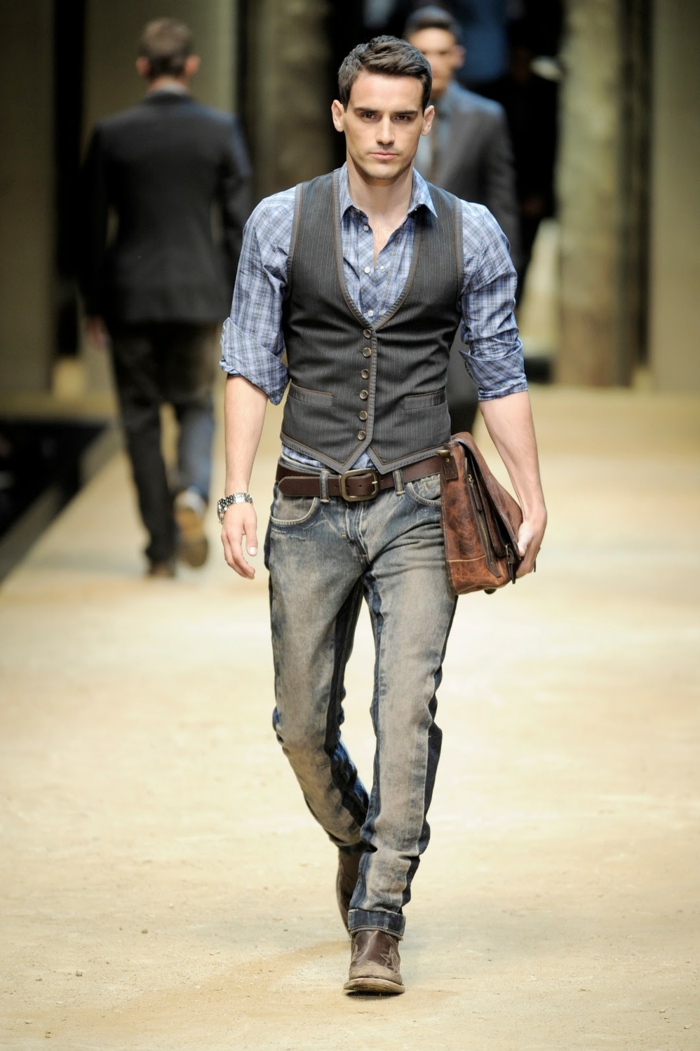 abbigliamento-business-casual-uomo-jeans-effetto-usato-camicia-borsa-pelle-consumata