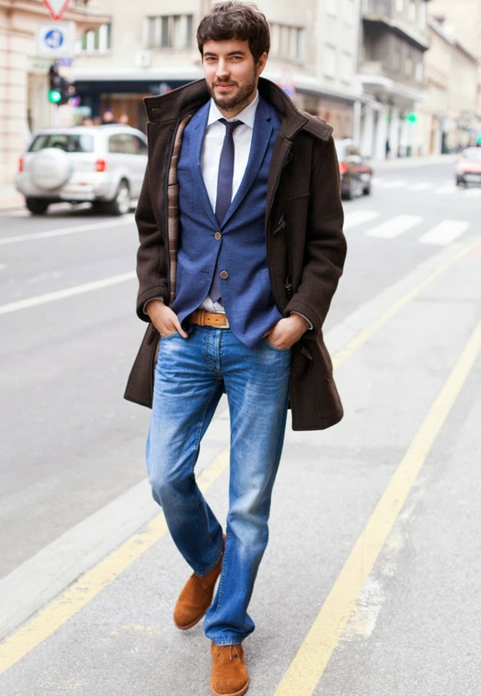 abbigliamento-casual-idea-vestiti-uomo-jeans-camicia-giacca-blu-cappotto-marrone-abbinamento-scarpe-clarks