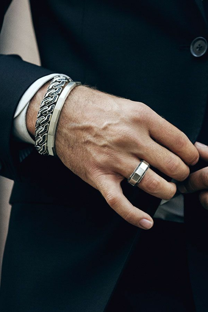 abbigliamento-casual-uomo-accessori-metallo-bracciale-anello-vestito-elegante-colore-nero