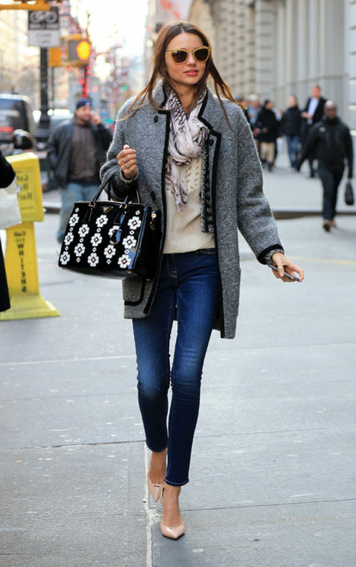 abbigliamento-donna-stile-casual-jeans-cappotto-colore-grigio-maglione-sciarpa-borsa-nera-decorata-occhiali-da-sole