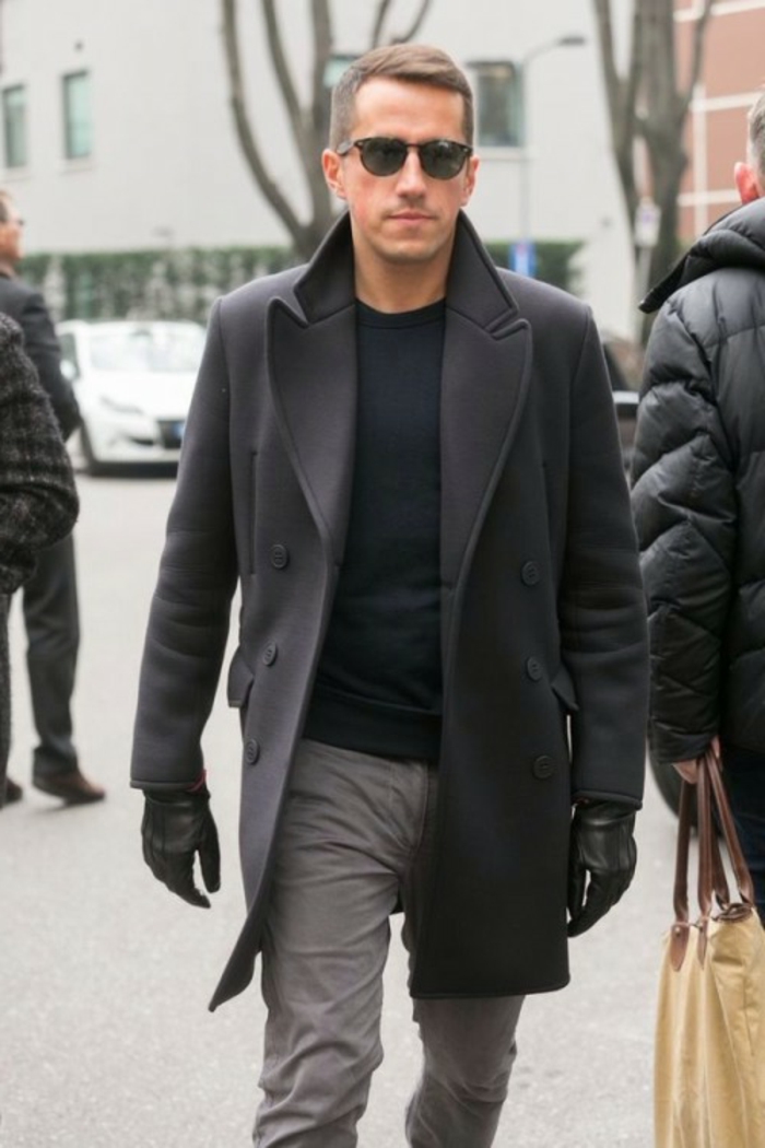 abbigliamento-maschile-casual-moda-cappotto-nero-pantalone-grigio-maglione-nero-guanti-pelle