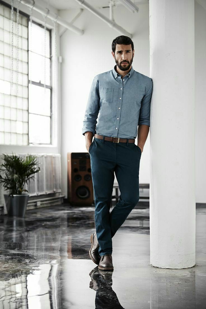abbigliamento-maschile-outfit-casual-pantalone-dritto-elegante-camicia-blu-scarpe-pelle