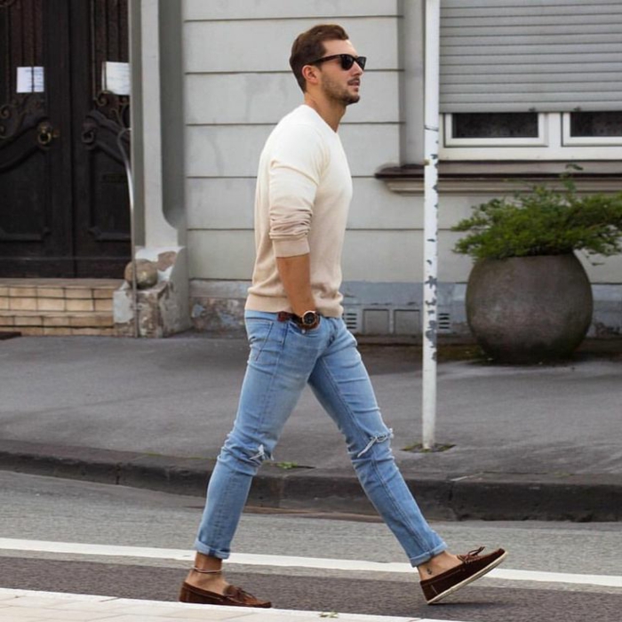 abbiglimento-casual-uomo-jeans-maglione-beige-mocassini-marroni-occhiali-da-sole-accessori-orologio