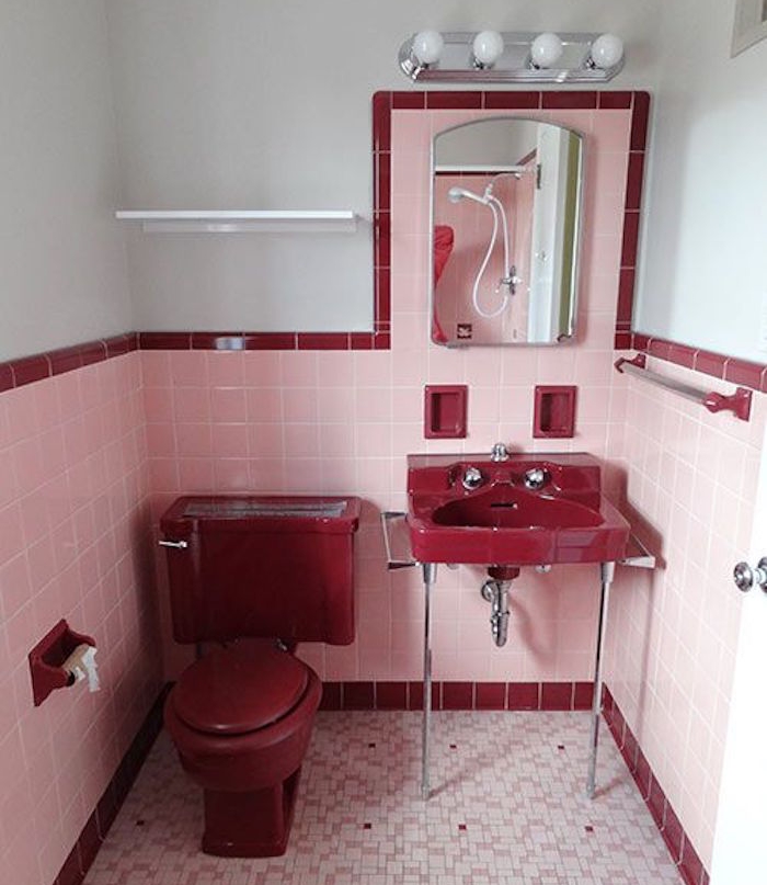 accessori-bagno-stile-retrò-colore-rosso-piastrelle-rosa-lampade-water-classico-lavabo-moderno