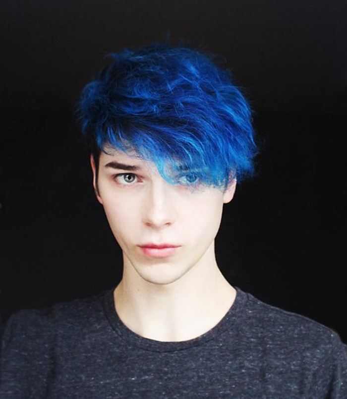 acconciature-uomo-capelli-corti-idea-stile-punk-ragazzo-giovane-colore-blu-idea-stravagante
