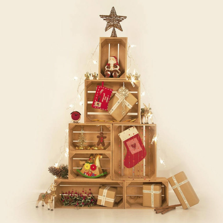 Decorazioni natalizie fai da te in legno, cassette di legno assemblate come un albero con vari addobbi 