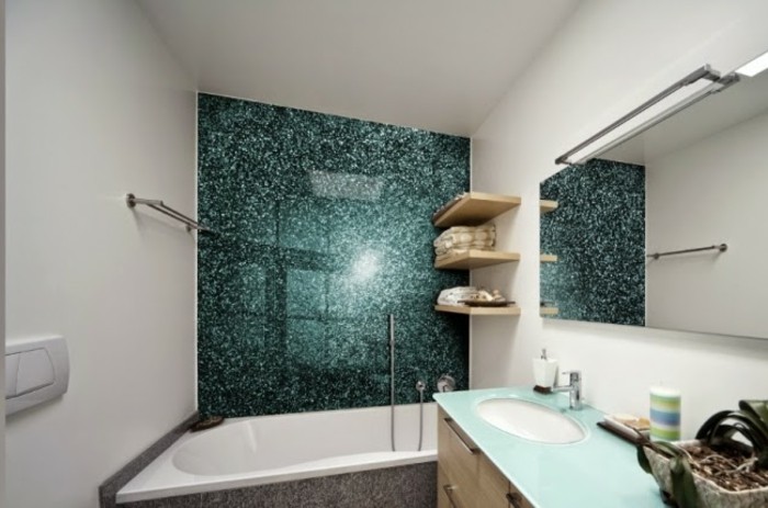 bagni-in-resina-parete-vasca-effetto-marmo-color-verde-smeraldo-puntini-bianchi-
