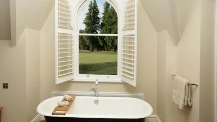 bagni-in-resina-pittura-beige-chiara-vasca-freestanding-stile-retro-finestra-aperta