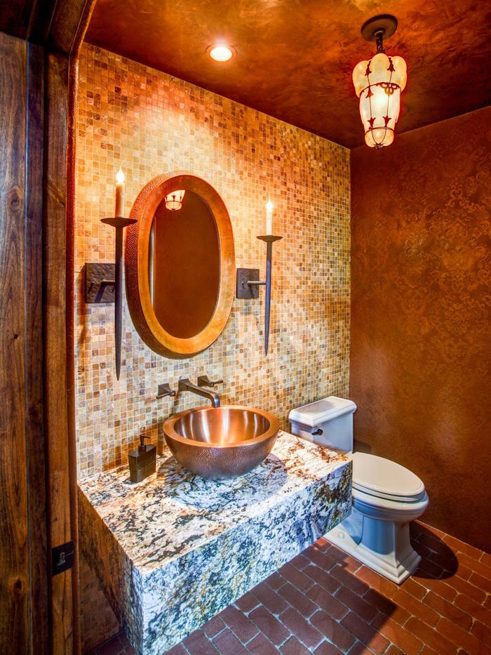 bagno-vintage-originale-decorazioni-barrocche-parete-mosaico-illuminazione-soffusa-lavabo-appoggio