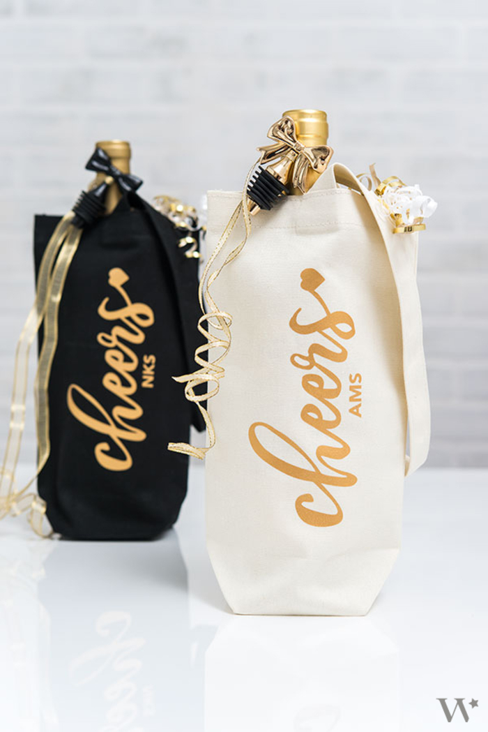bottiglie-decorate-sacchetti-colore-bianco-nero-scritta-salute-tappi-sughero-idea-regalo