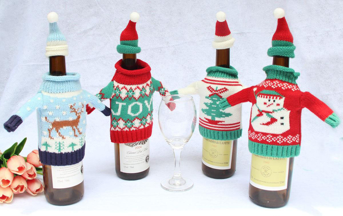 bottiglie-decorate-vino-rosso-bianco-vestiti-natalizi-decorazioni-di-Natale-rose-bicchiere