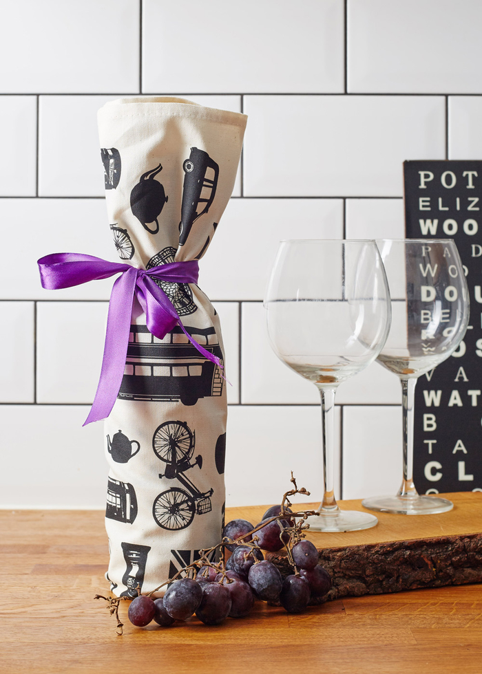 bottiglie-personalizzate-vino-uva-tovagliolo-stoffa-nastro-viola-bicchieri-decorazione-idea-regalo-fai-da-te